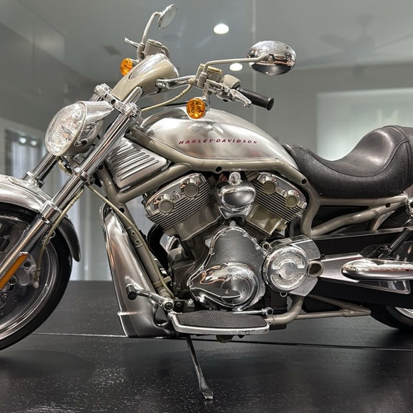 Vintage Harley-Davidson Remote Control V-Rod Motorcycle - Picture 3 of 14